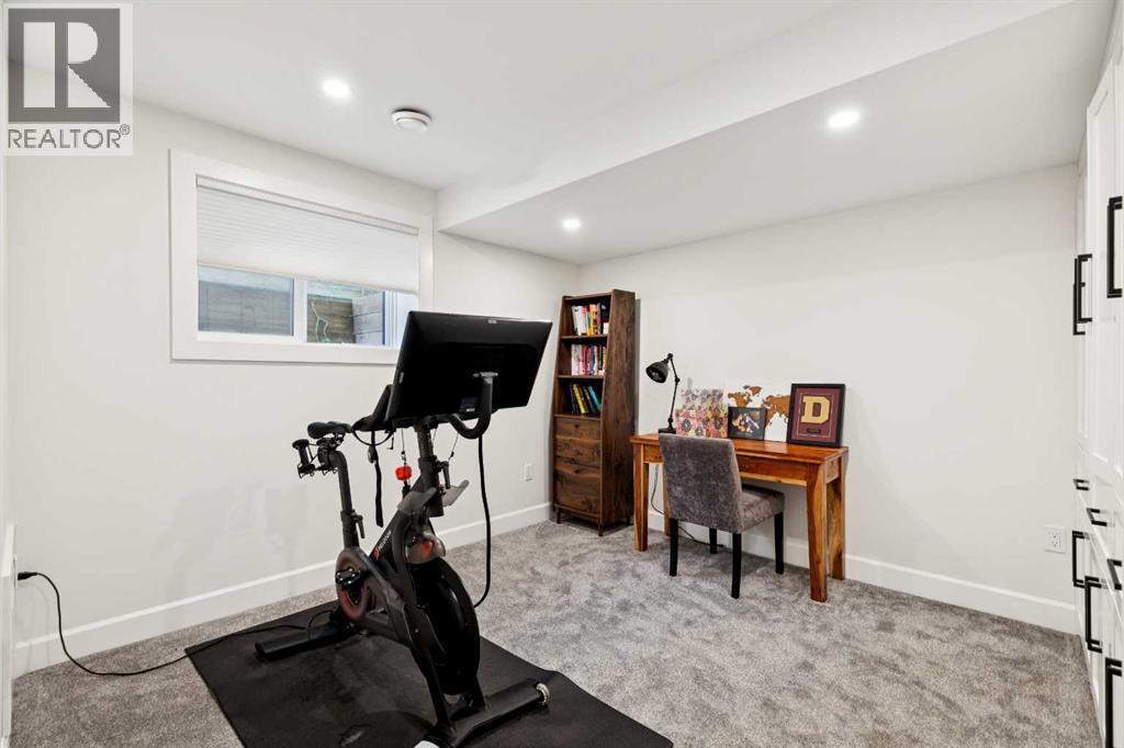 3004 Hampton Crescent SW - 38