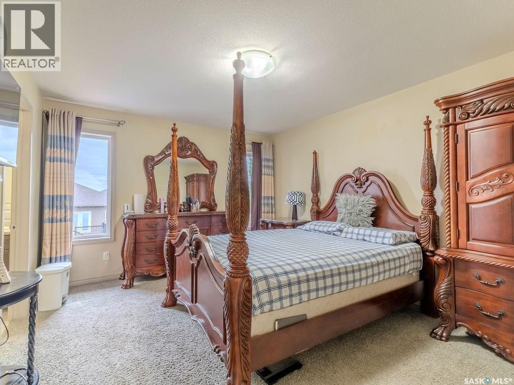 274 Ashworth CRESCENT - 35