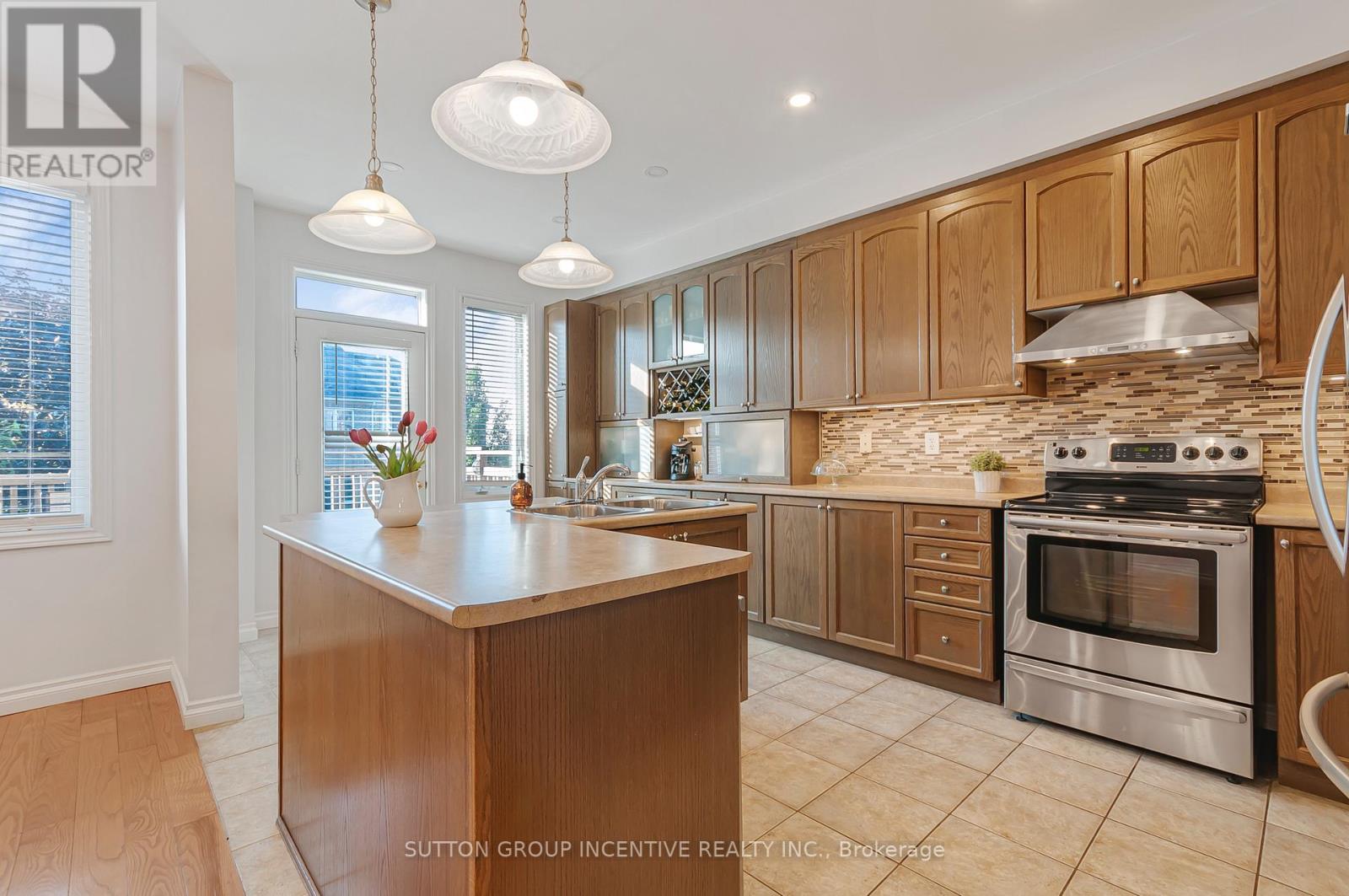 119 THATCHER CRESCENT - 11
