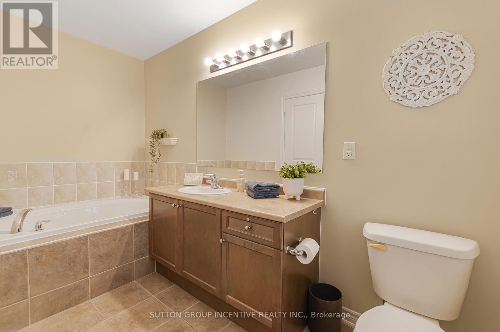 119 THATCHER CRESCENT - 18