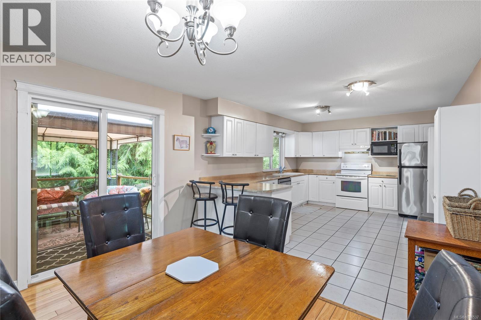 1524 Pacific Cres - 23