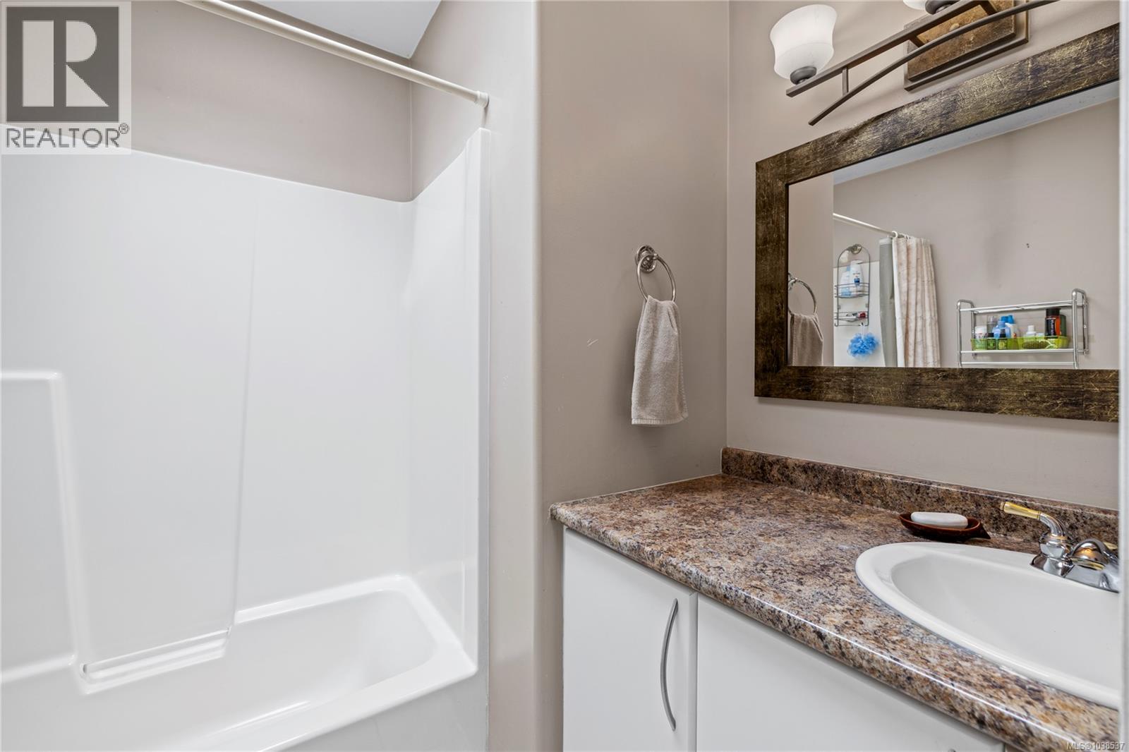 1524 Pacific Cres - 32