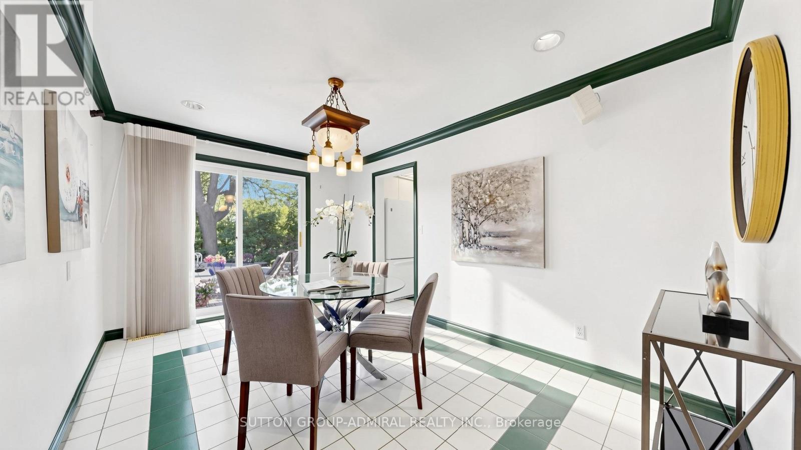 7 GRANADA COURT - 24