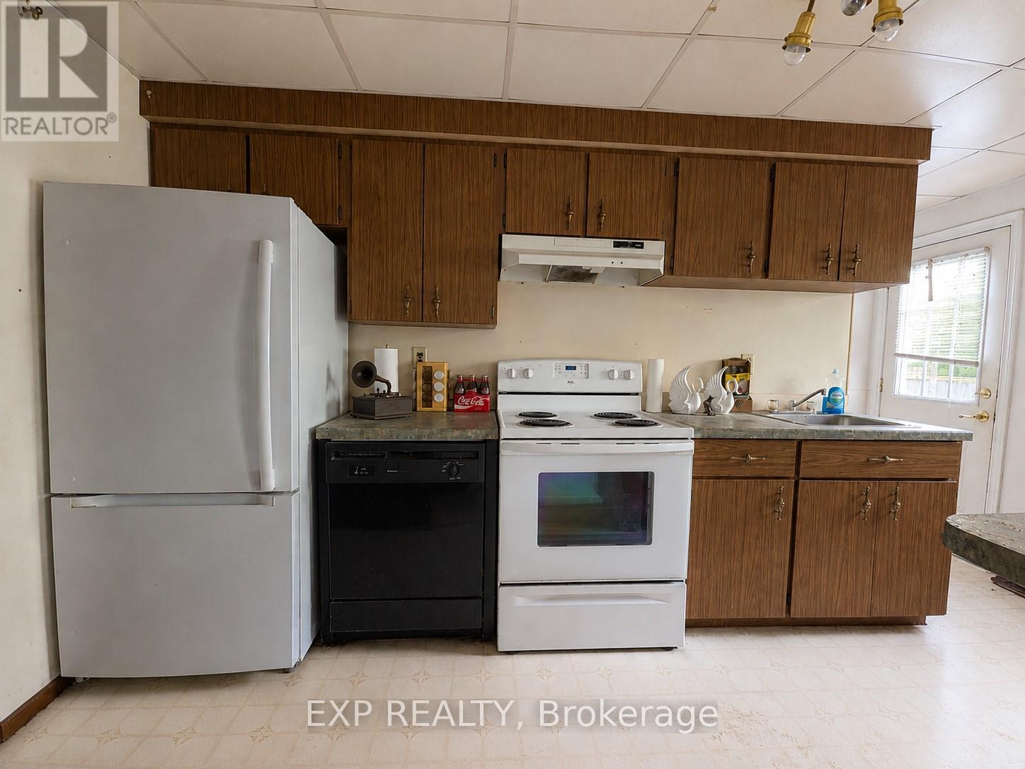 3226 PINE AVENUE - 8