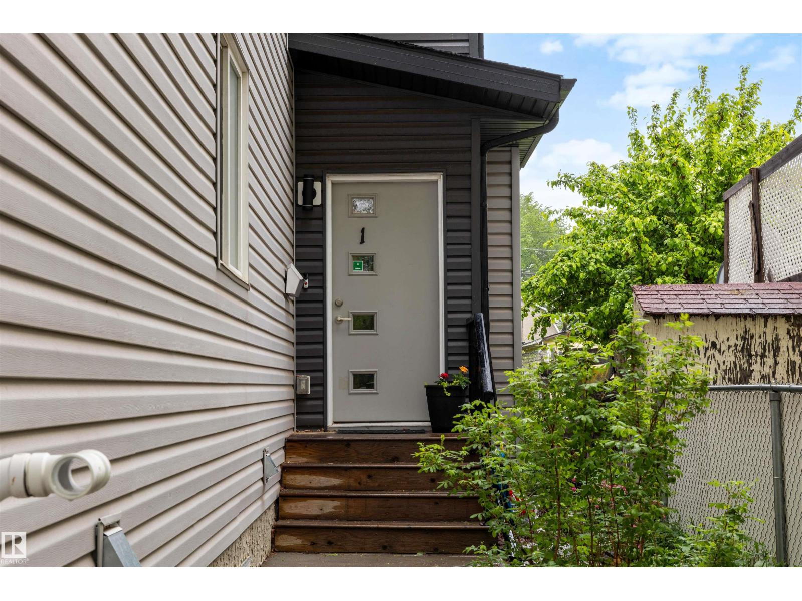 #1 11535 88 ST NW exterior