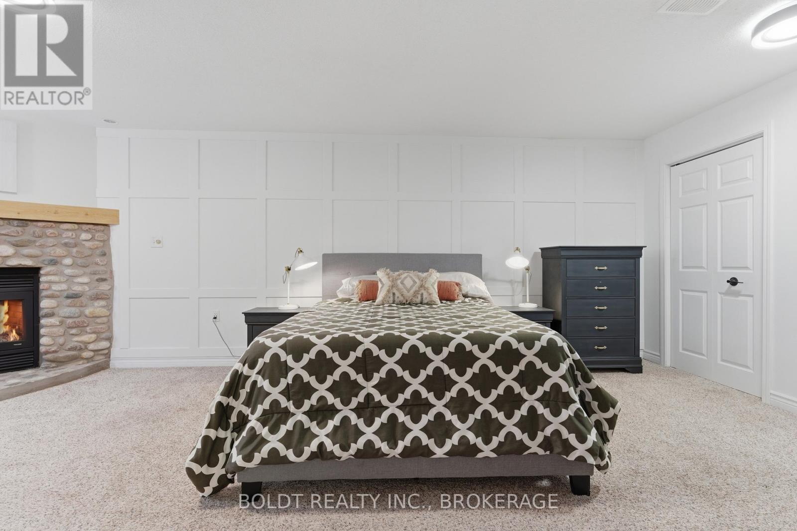 10 WESTWOOD DRIVE - 33