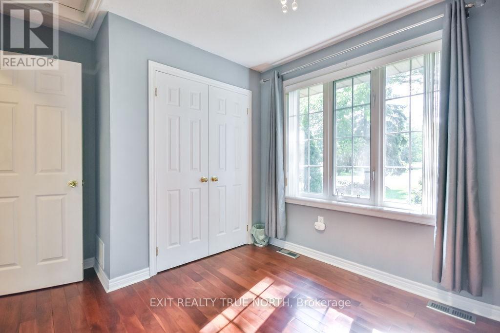 28 NICHOLSON CRESCENT - 22