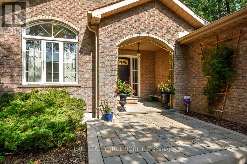 28 NICHOLSON CRESCENT - 4