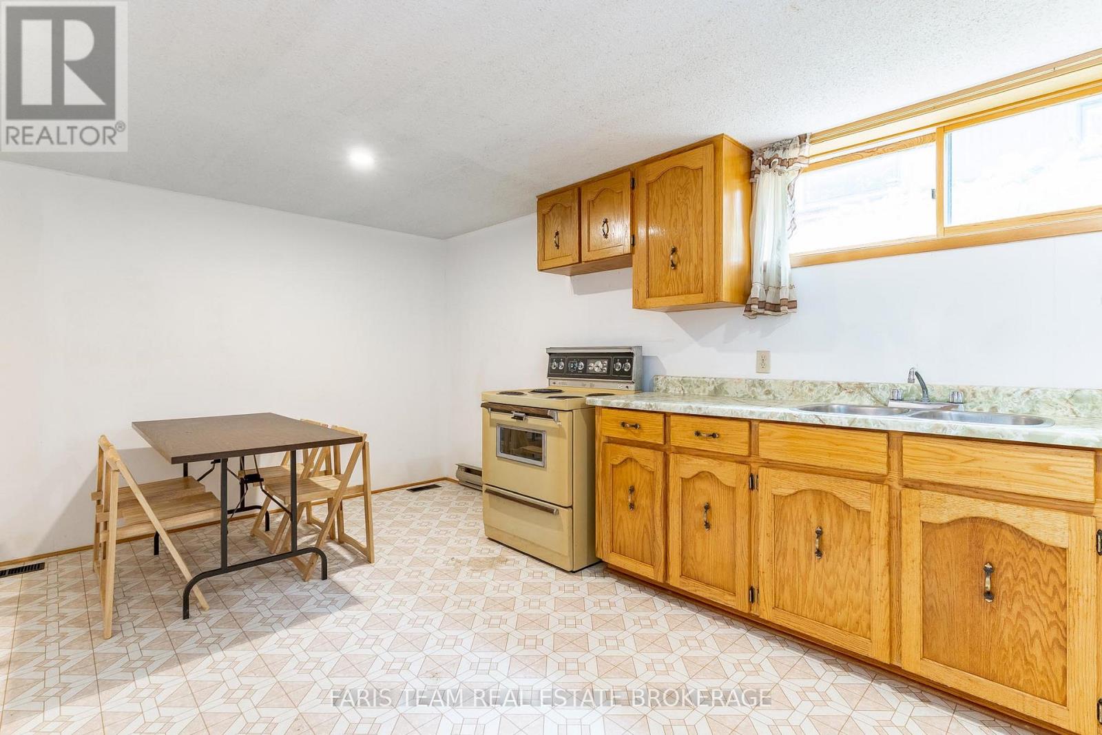29 LORRIE CRESCENT - 24