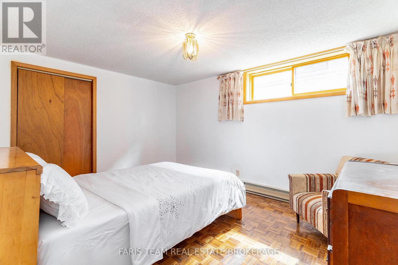 29 LORRIE CRESCENT - 32