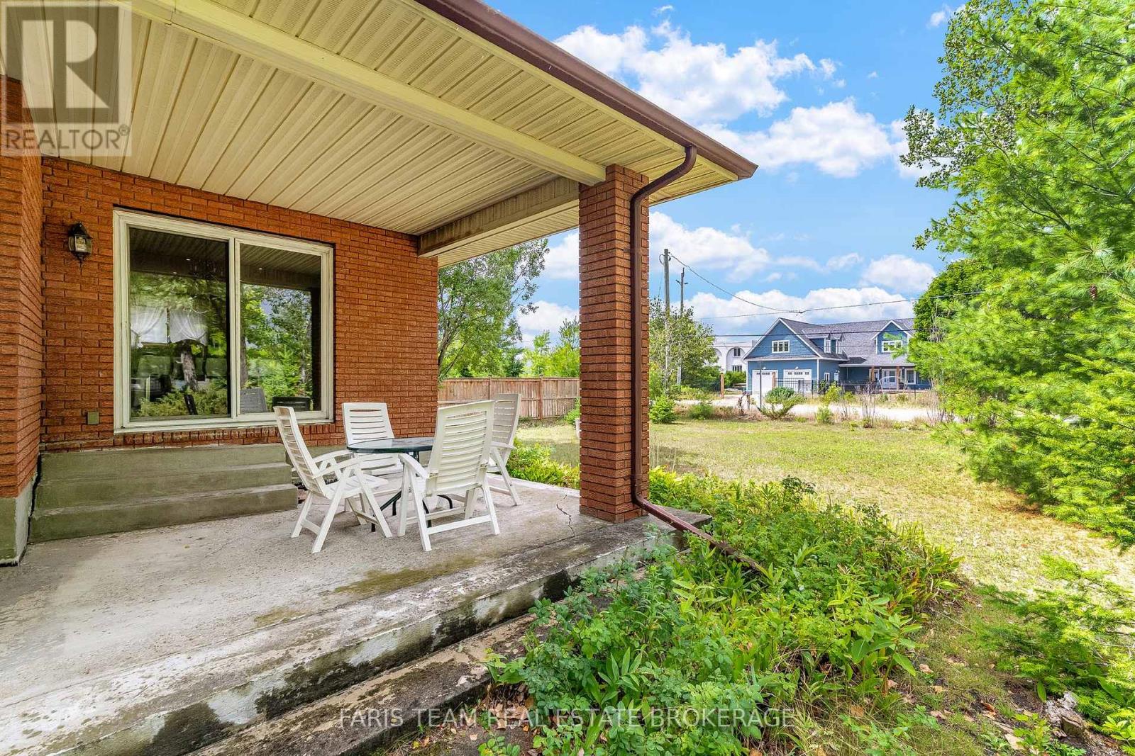 29 LORRIE CRESCENT - 35