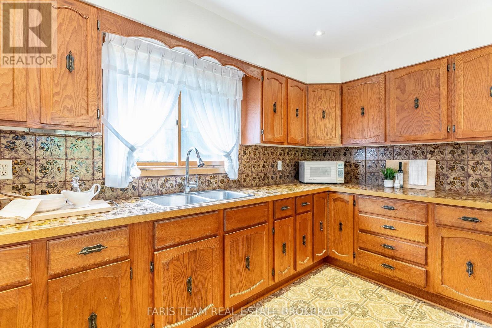 29 LORRIE CRESCENT - 6