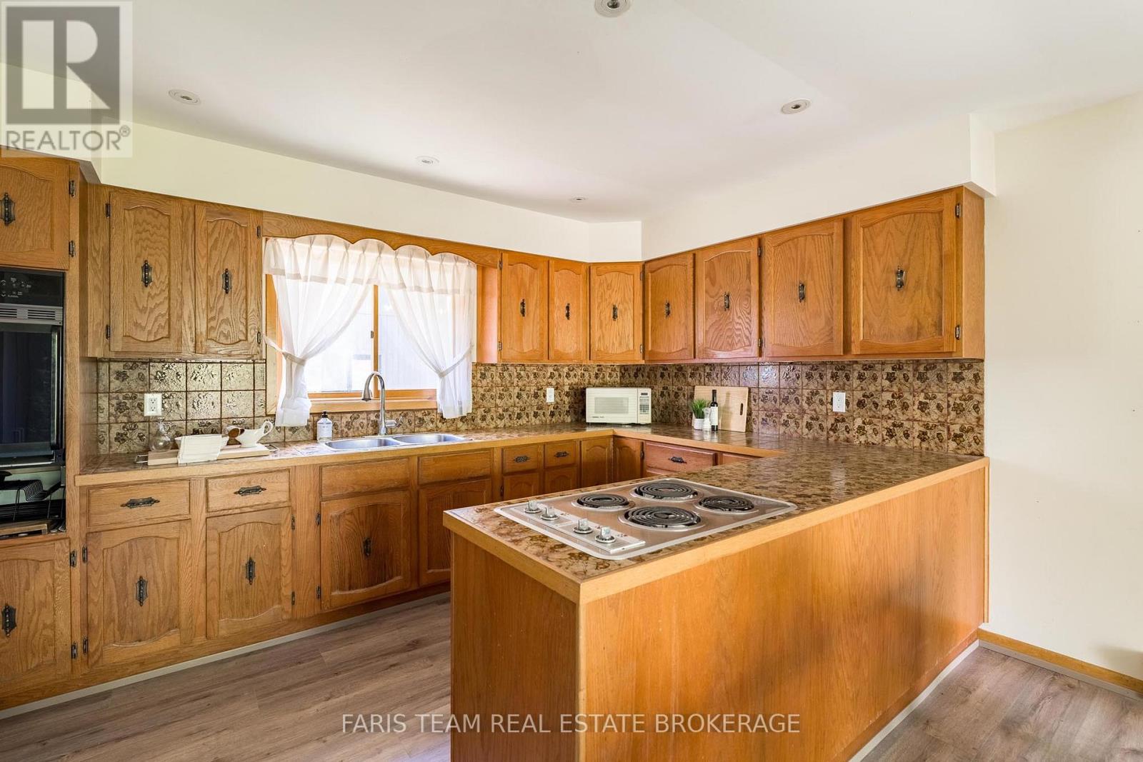 29 LORRIE CRESCENT - 6
