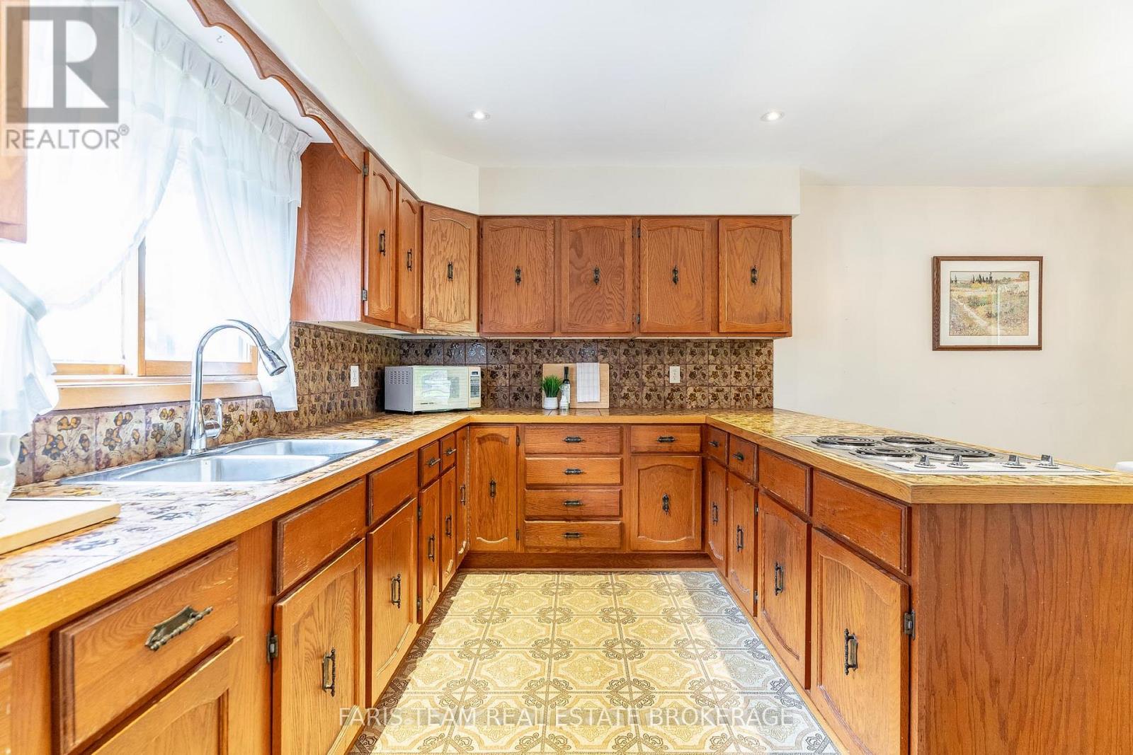 29 LORRIE CRESCENT - 7