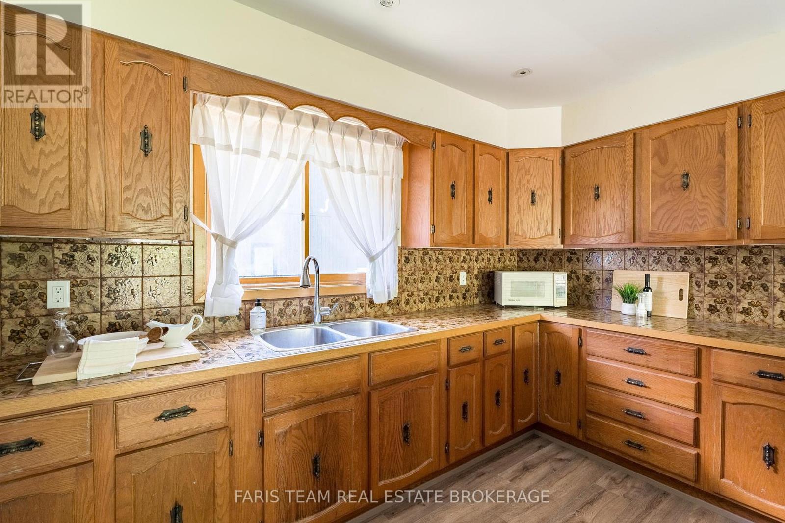 29 LORRIE CRESCENT - 7