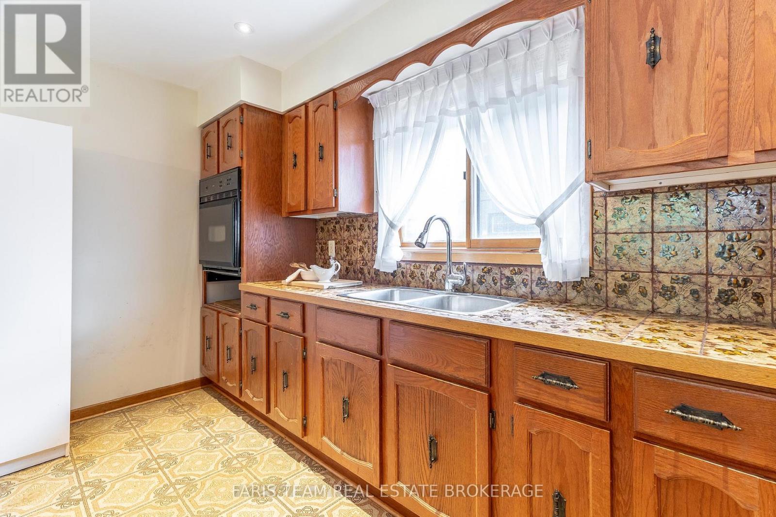 29 LORRIE CRESCENT - 8