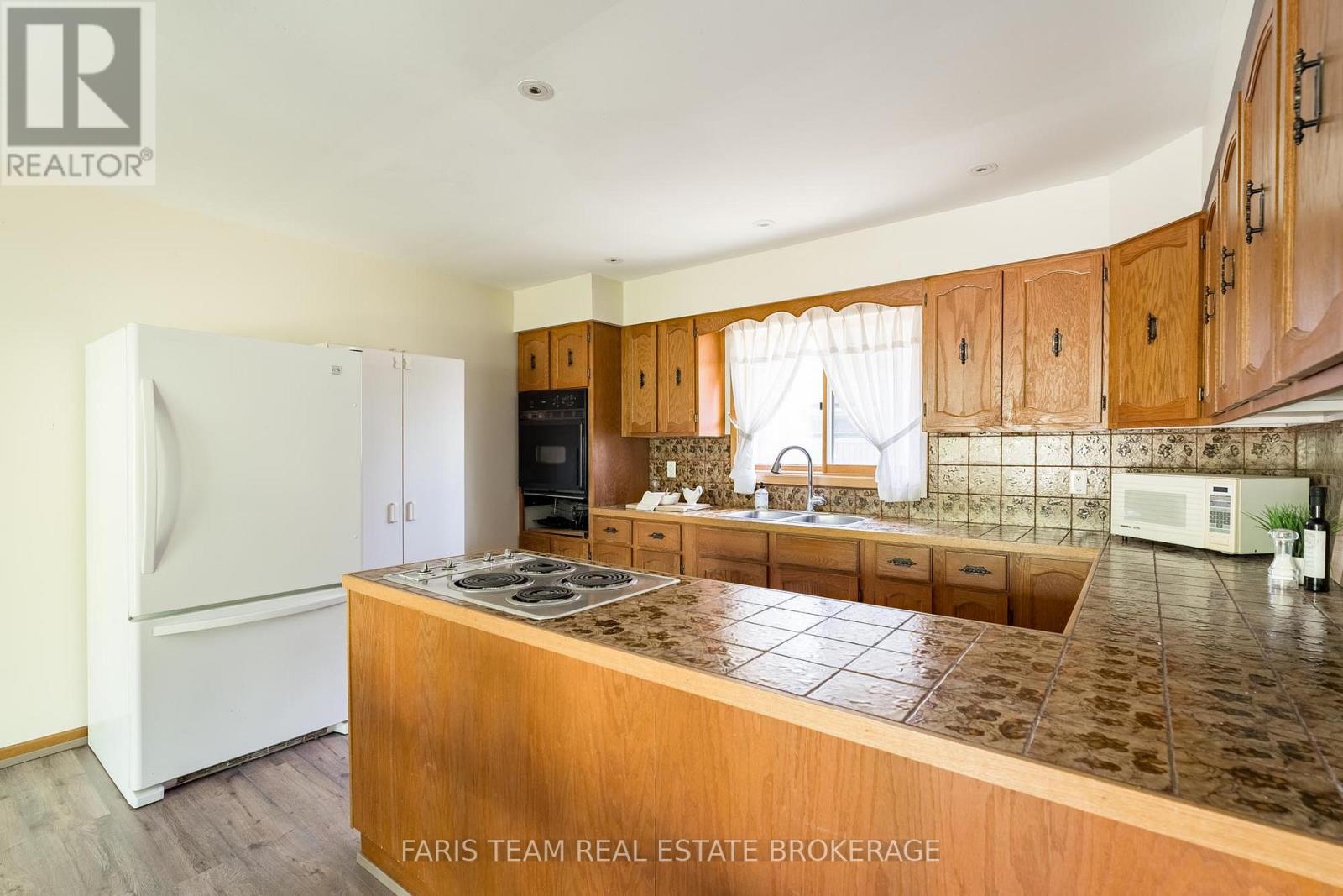 29 LORRIE CRESCENT - 8