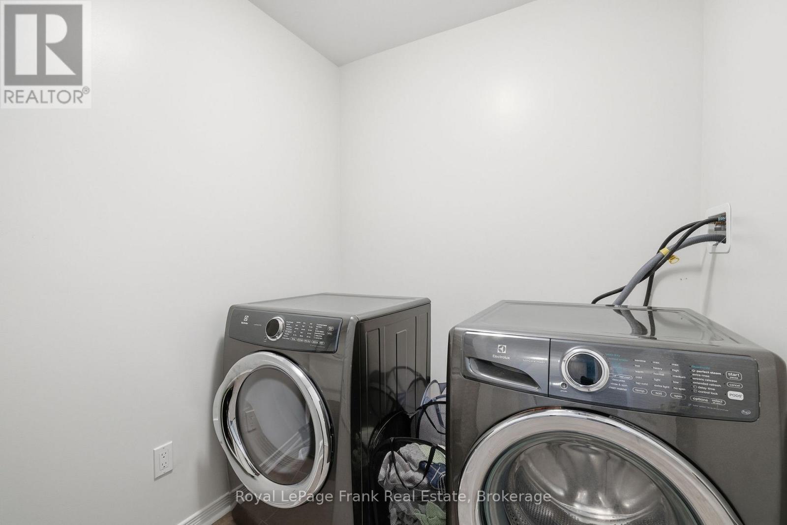 56 DEACON CRESCENT - 33