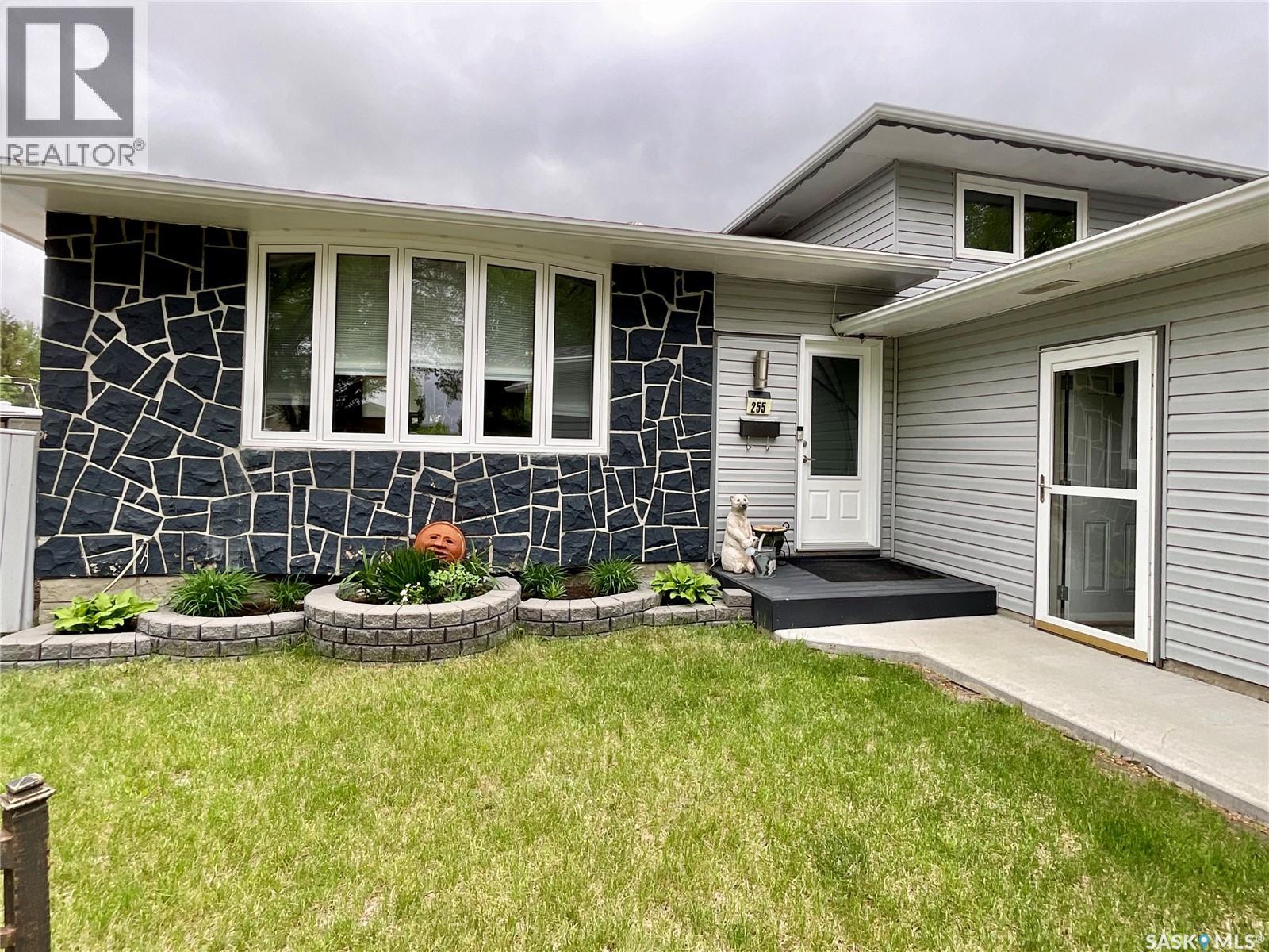 255 Litzenberger CRESCENT - Image 2
