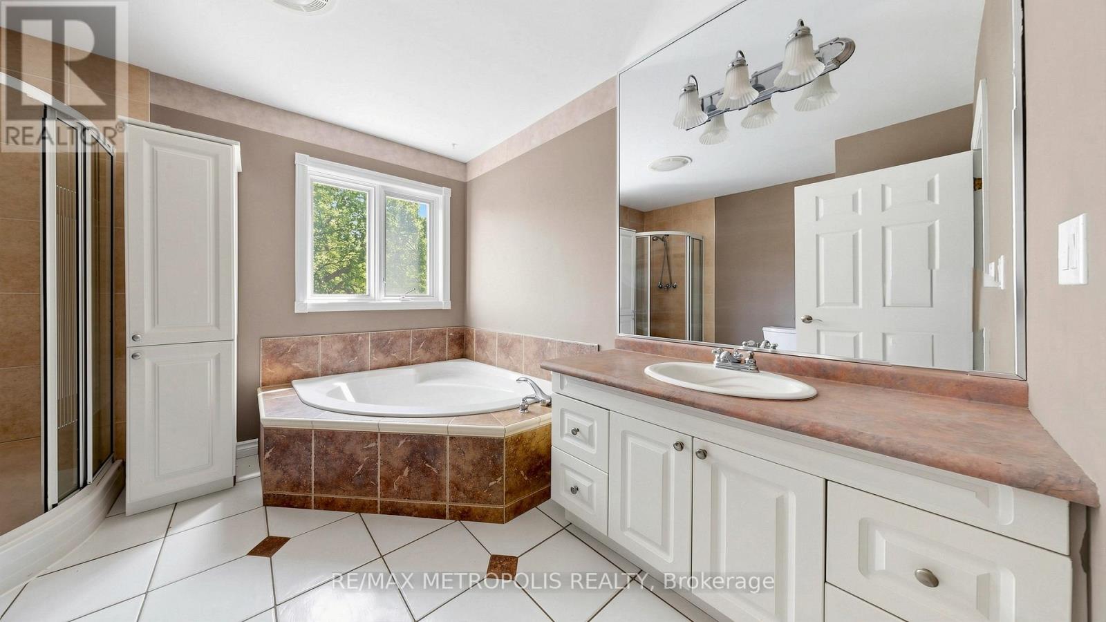 3949 GREENLANE ROAD - 23