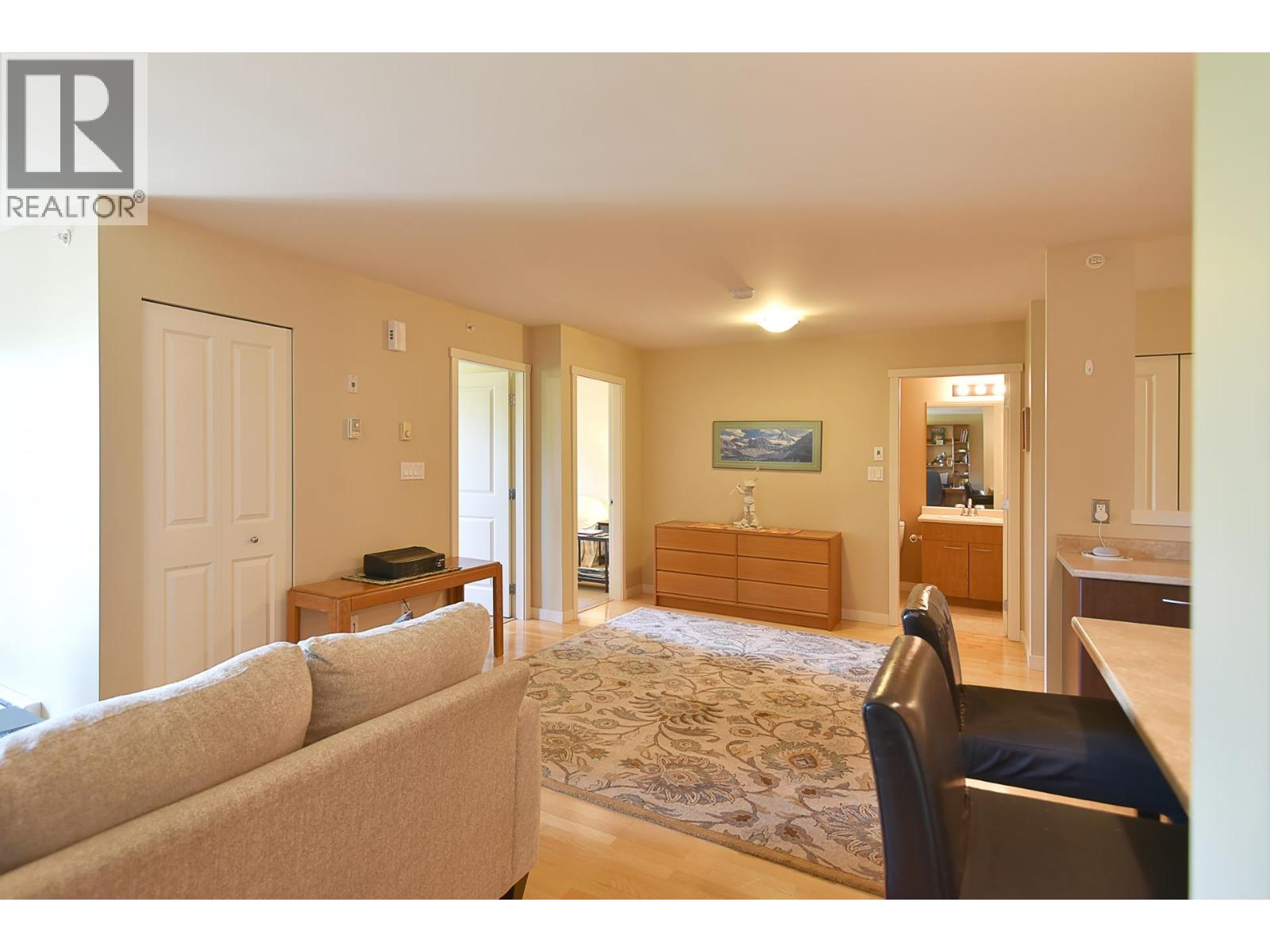 403 5631 INLET AVENUE, Sechelt