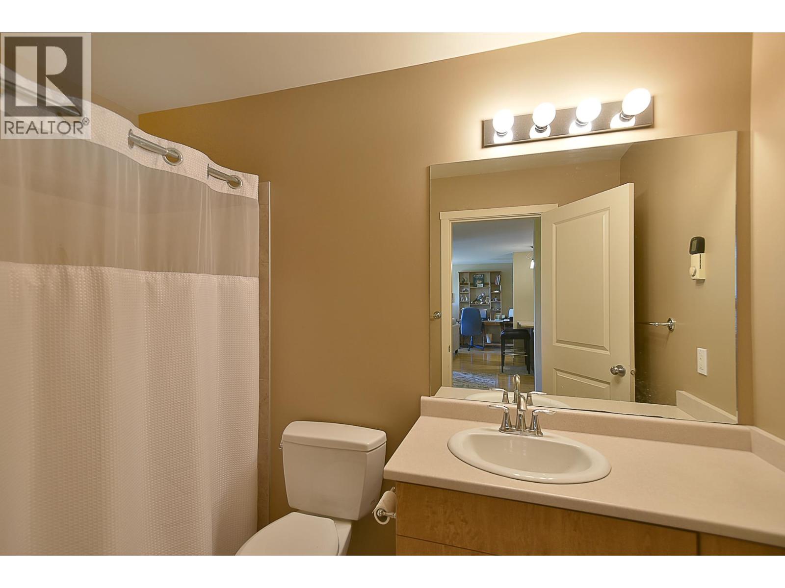 403 5631 INLET AVENUE, Sechelt