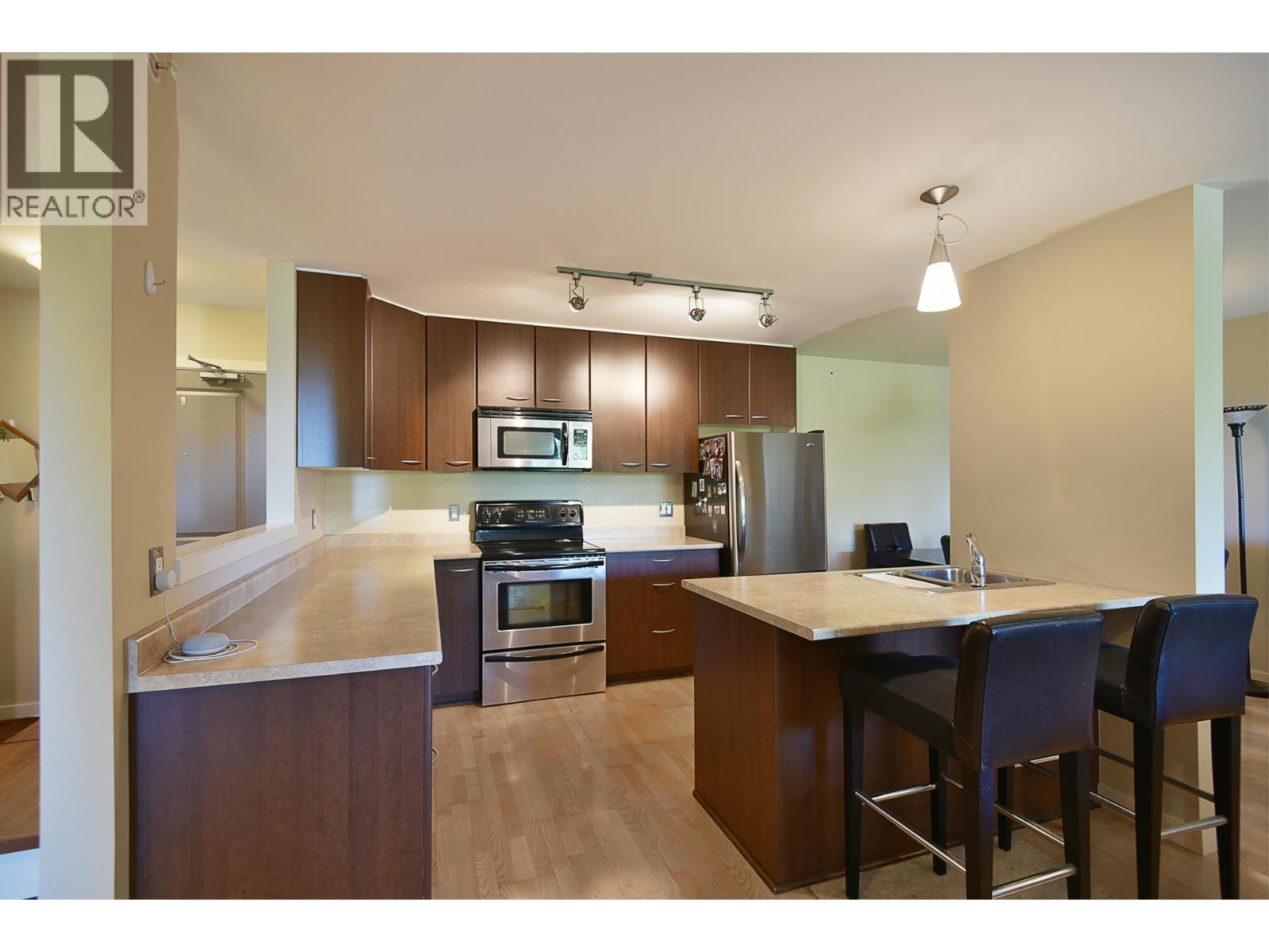403 5631 INLET AVENUE, Sechelt