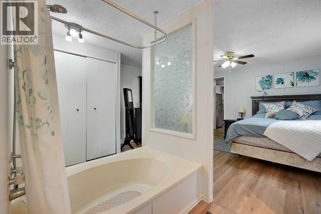 Master soaker tub