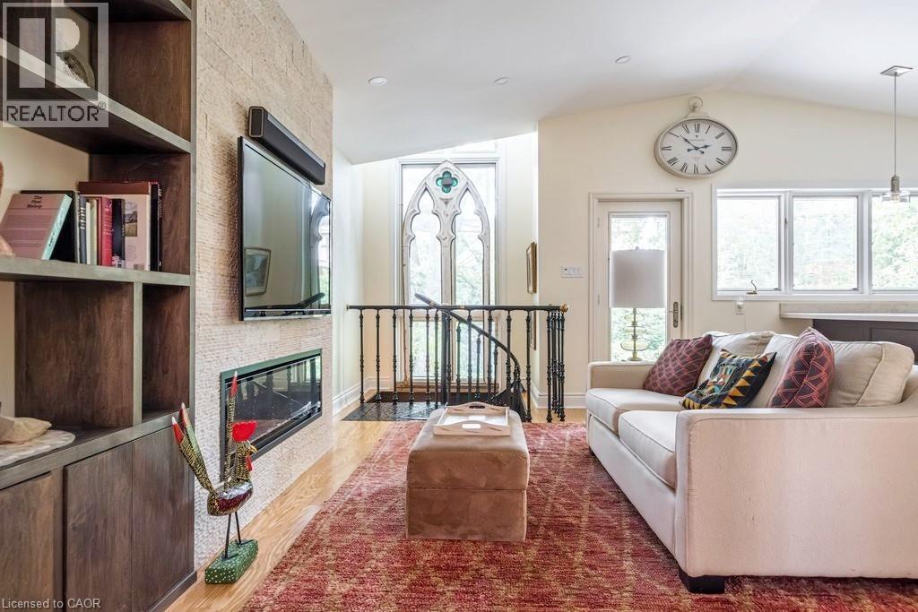 12 BOND Street S - 16