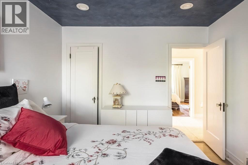 12 BOND Street S - 29