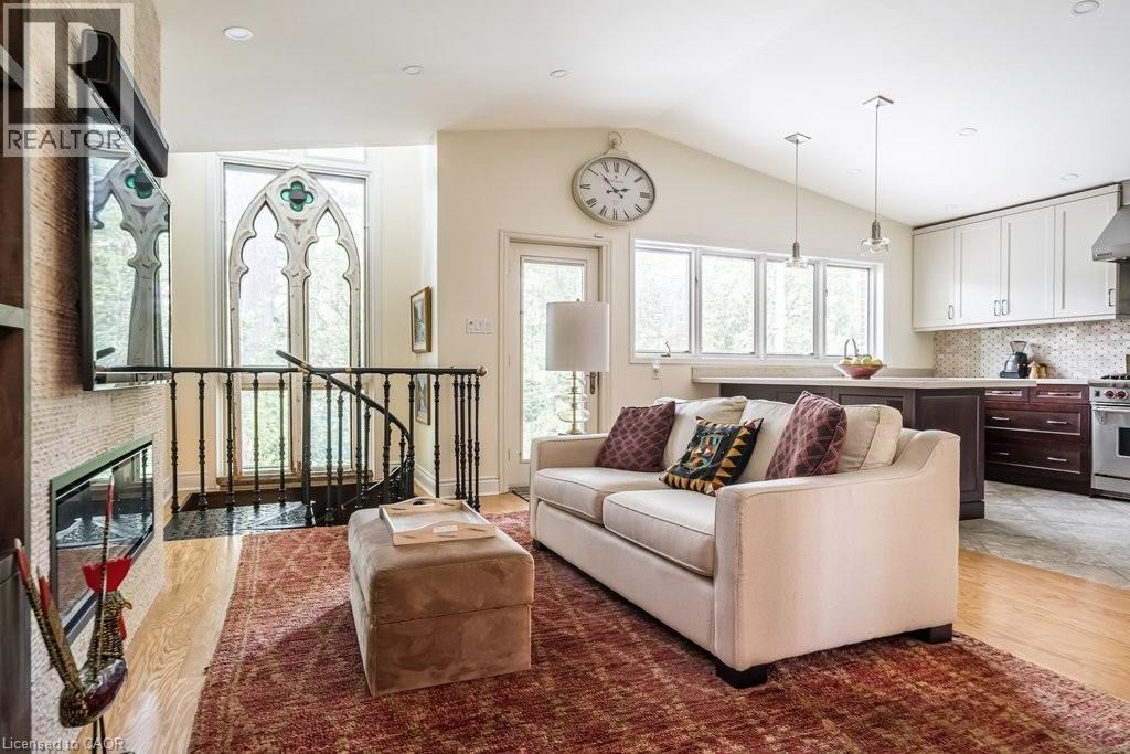12 BOND Street S - 3