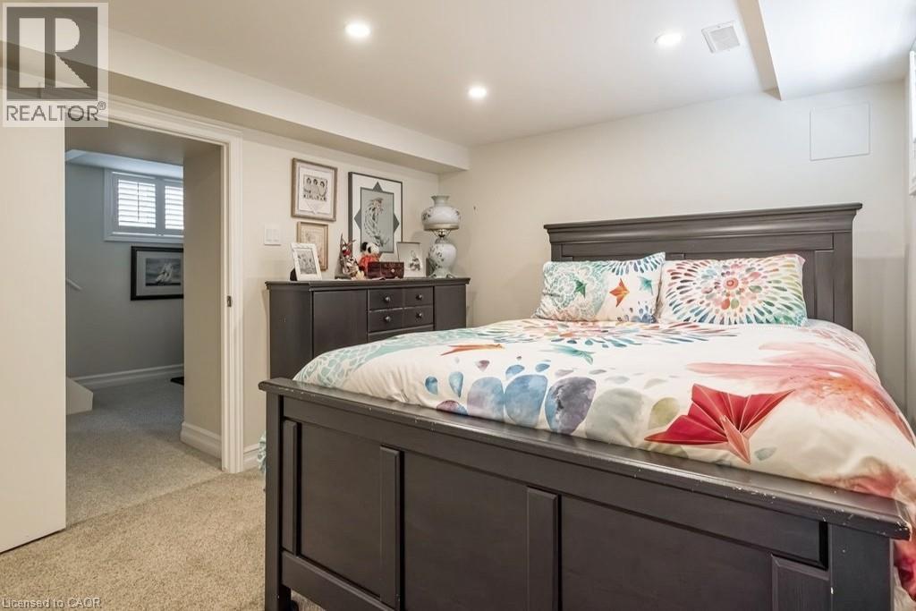 12 BOND Street S - 33