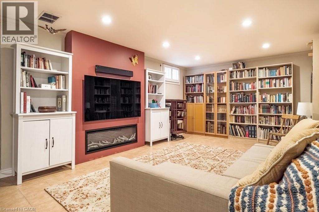 12 BOND Street S - 35