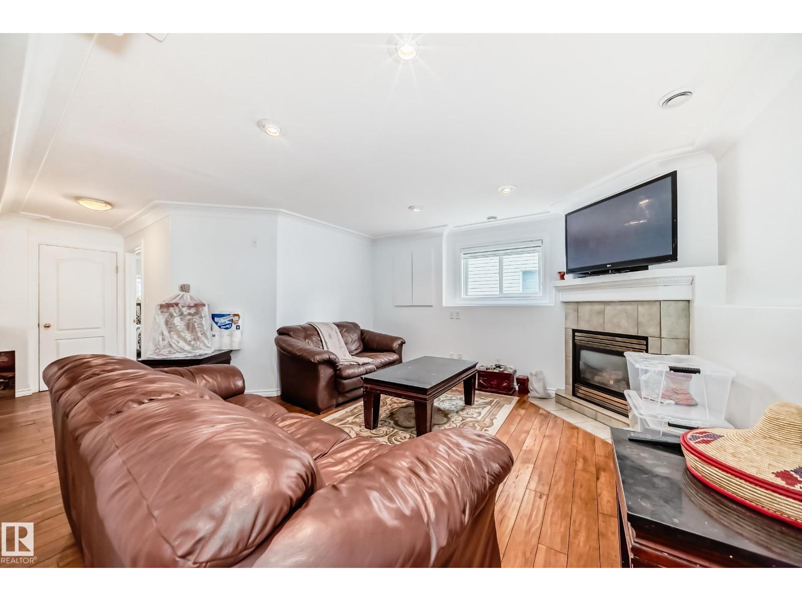 8317 160A AV NW - 32