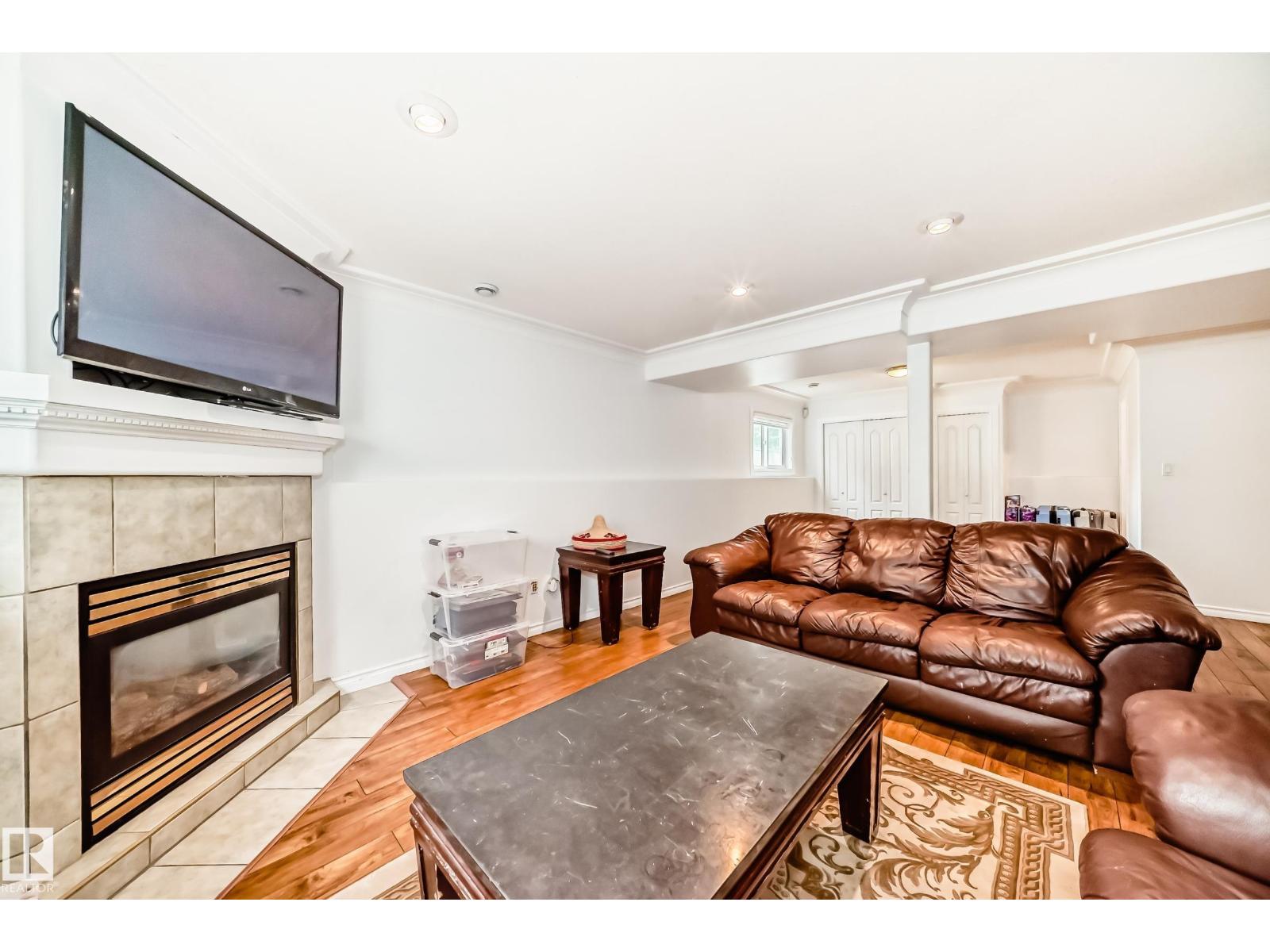8317 160A AV NW - 33