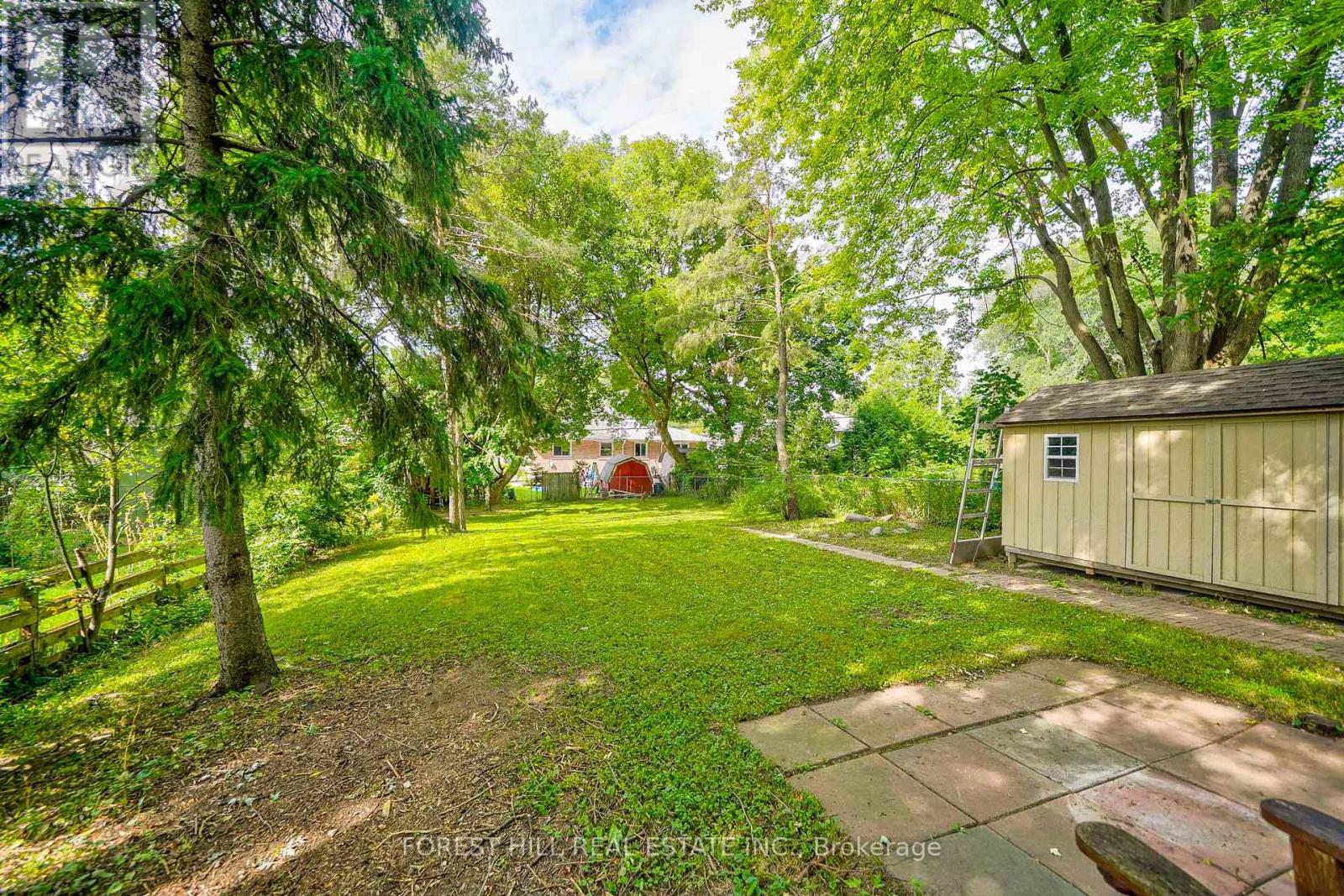 60 HILLVIEW DRIVE - 23