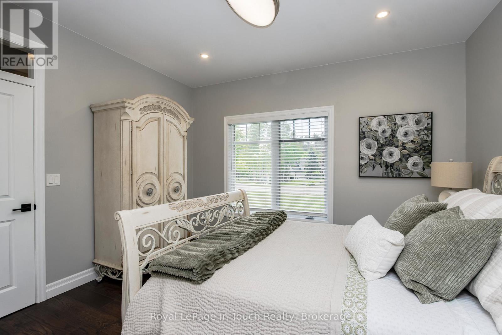 55 BEAUFORT CRESCENT - 24
