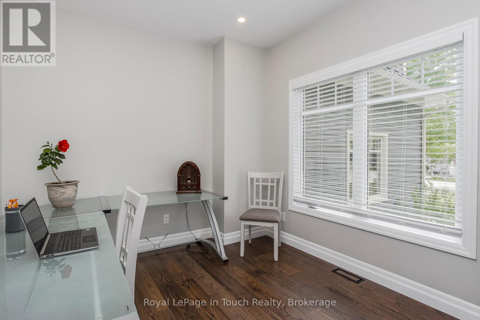 55 BEAUFORT CRESCENT - 31