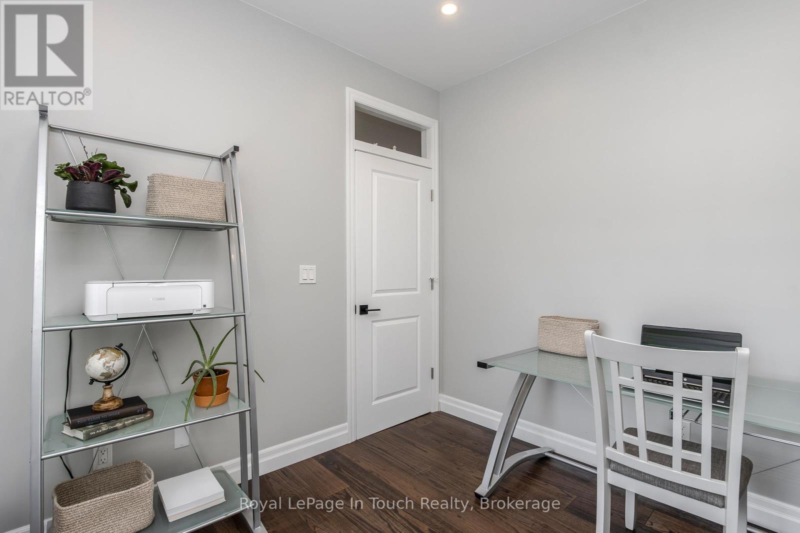 55 BEAUFORT CRESCENT - 32