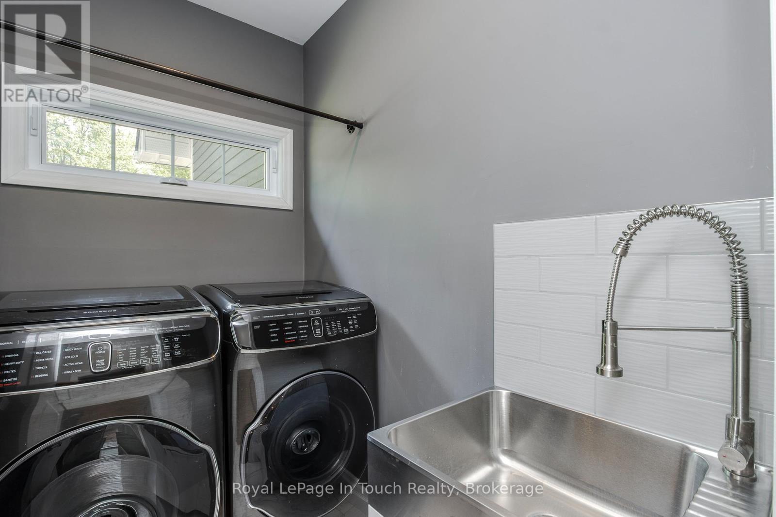 55 BEAUFORT CRESCENT - 33
