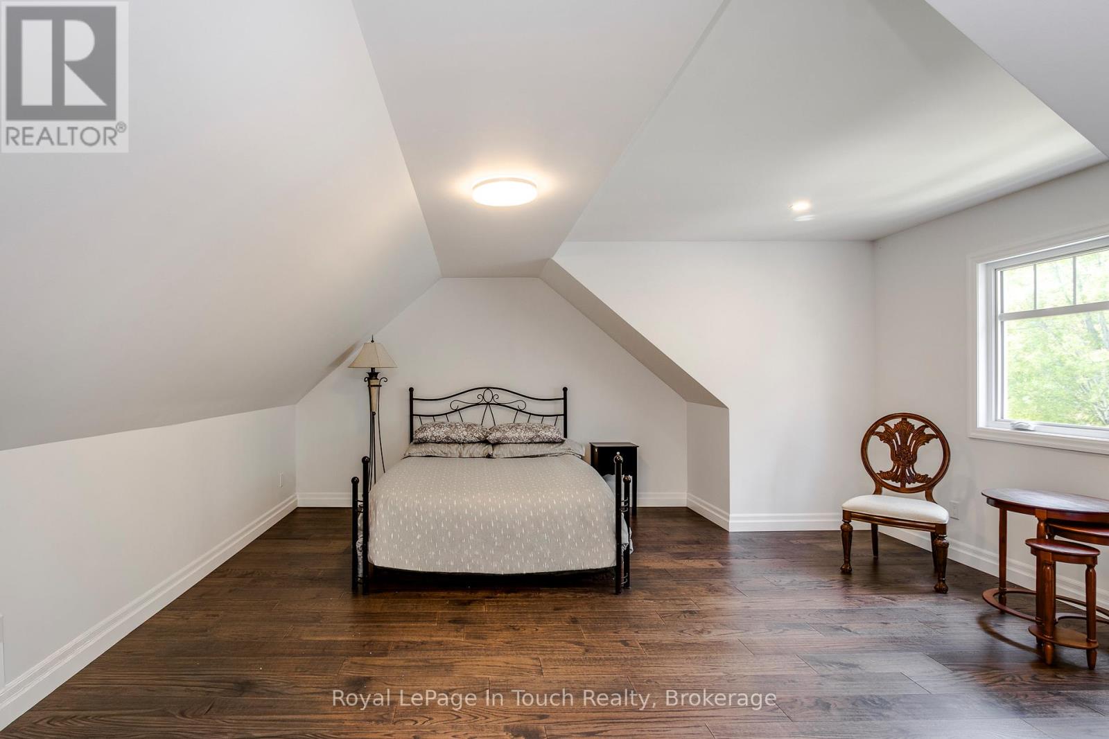 55 BEAUFORT CRESCENT - 34