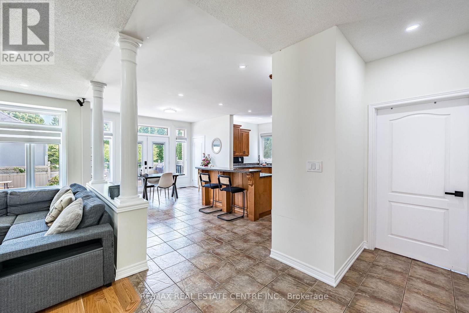 #ANCASTER 137 CLOVERLEAF DRIVE - 11
