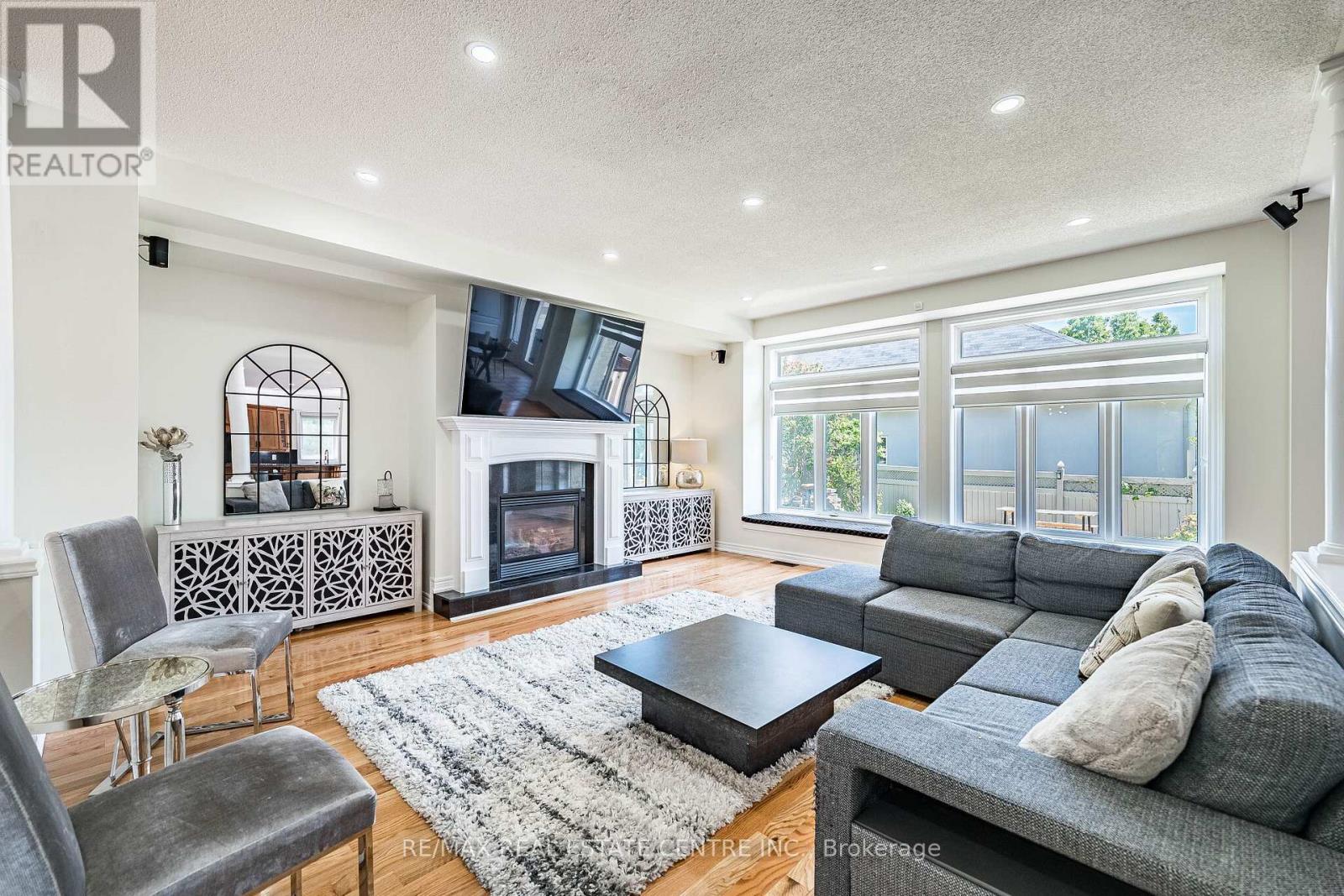 #ANCASTER 137 CLOVERLEAF DRIVE - 12