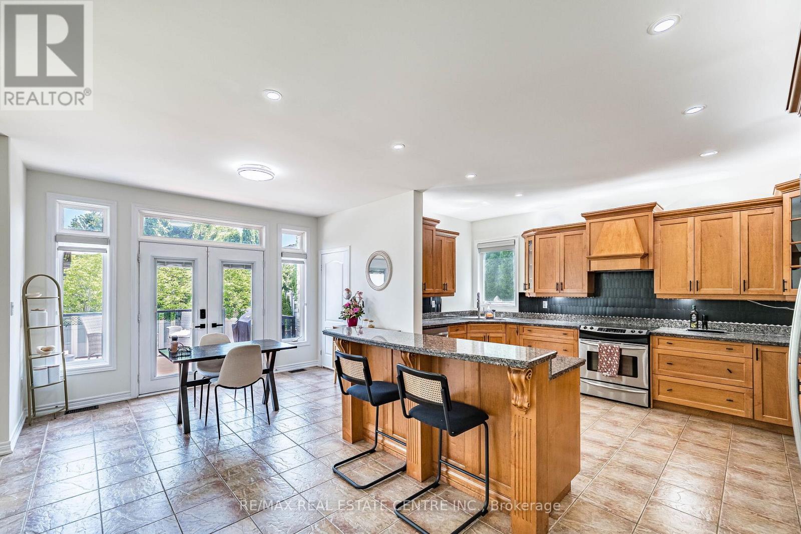 #ANCASTER 137 CLOVERLEAF DRIVE - 16