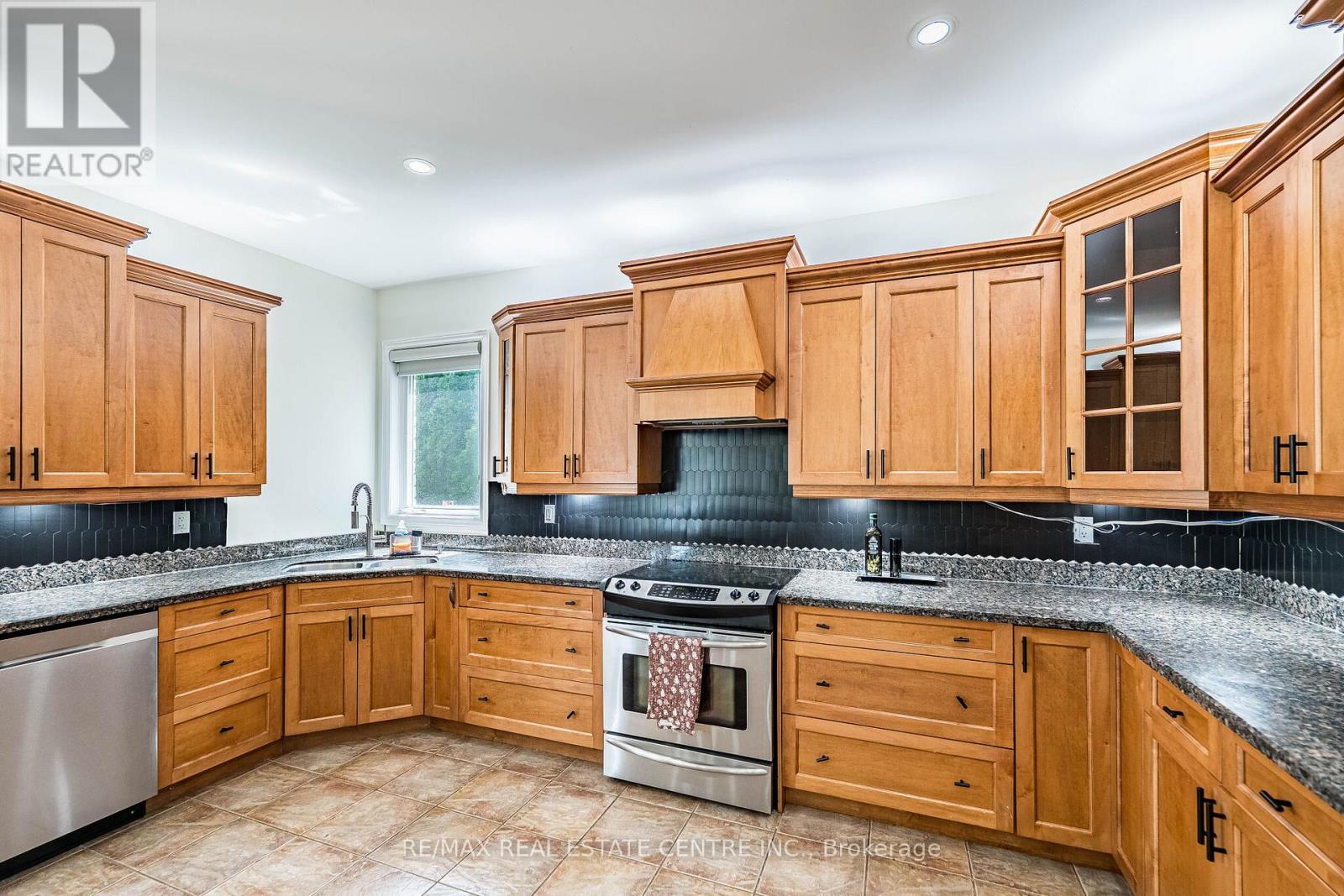 #ANCASTER 137 CLOVERLEAF DRIVE - 18