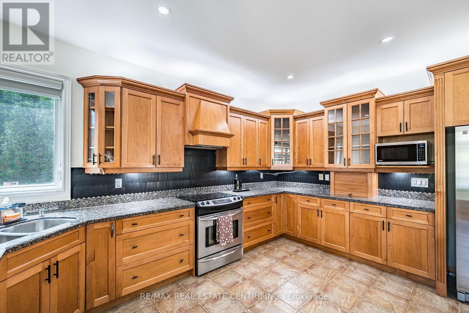 #ANCASTER 137 CLOVERLEAF DRIVE - 19