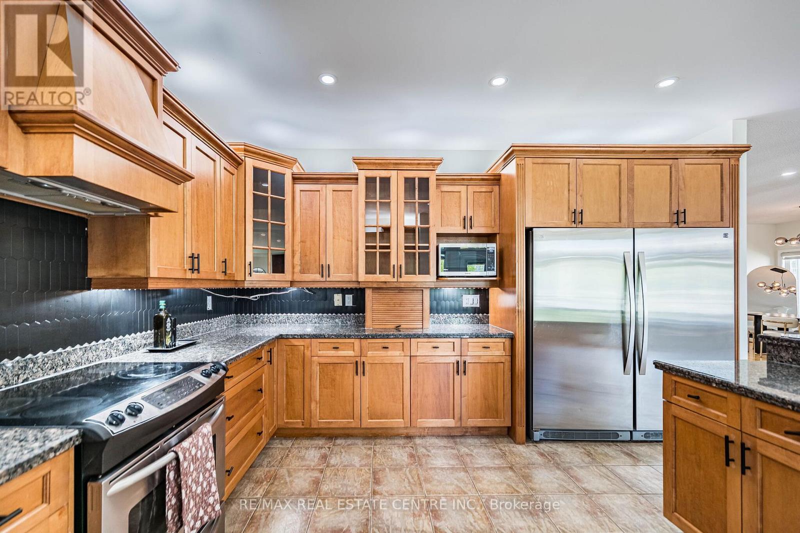 #ANCASTER 137 CLOVERLEAF DRIVE - 20
