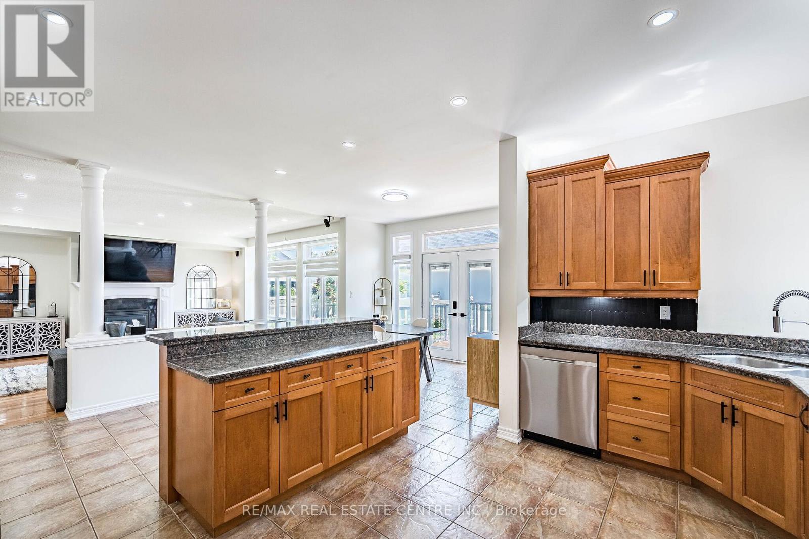 #ANCASTER 137 CLOVERLEAF DRIVE - 21