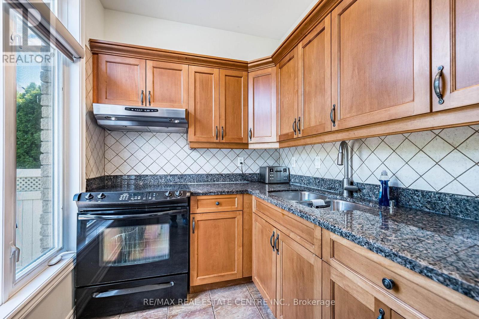 #ANCASTER 137 CLOVERLEAF DRIVE - 22