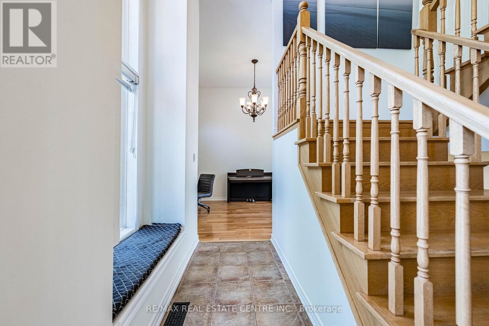 #ANCASTER 137 CLOVERLEAF DRIVE - 25